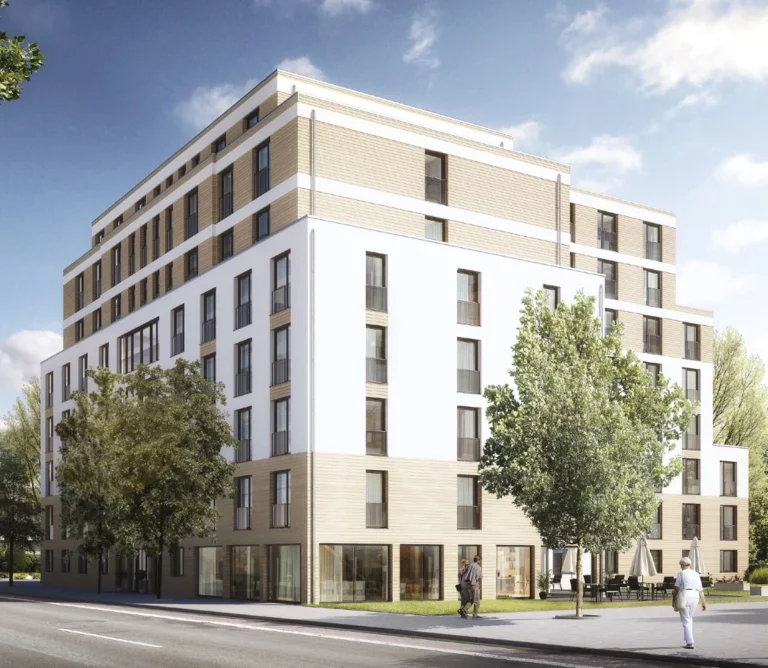Ein modernes, mehrstöckiges Wohngebäude mit weißer Fassade und braunen Akzenten, das an einer Straße mit parkenden Autos steht. Das Gebäude hat mehrere Etagen mit großen Fenstern und Balkonen, umgeben von Bäumen. Ein paar Personen, darunter ein Paar, gehen auf dem Gehweg, und der Himmel ist blau mit ein paar Wolken.